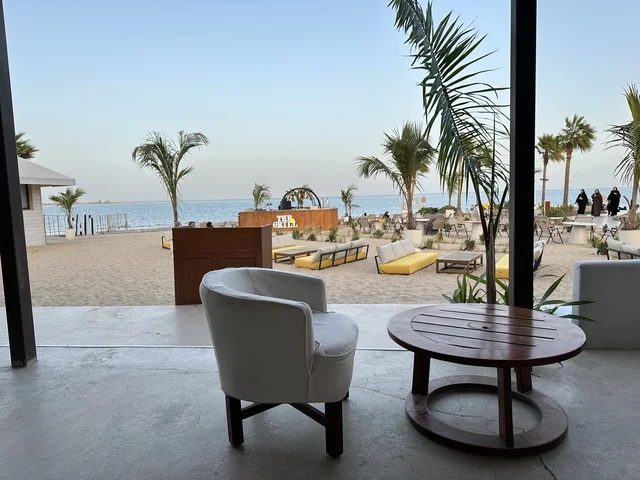 شاطئ رملي مع وجود مظلات وأشجار نخيل، سولت البحر وجهة ترفيهية وشاطئية عائلية تقع على طريق الكورنيش في الخبر في المملكة العربية السعودية، تجديدات إضافية وتطويرات في 3  يناير 2026