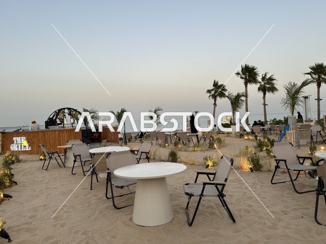 وجهة ترفيهية تقع على شاطئ البحر،  شاطئ رملي مع وجود مظلات وأشجار نخيل، سولت البحر وجهة ترفيهية وشاطئية عائلية تقع على طريق الكورنيش في الخبر في المملكة العربية السعودية، تجديدات إضافية وتطويرات في 3  يناير 2026