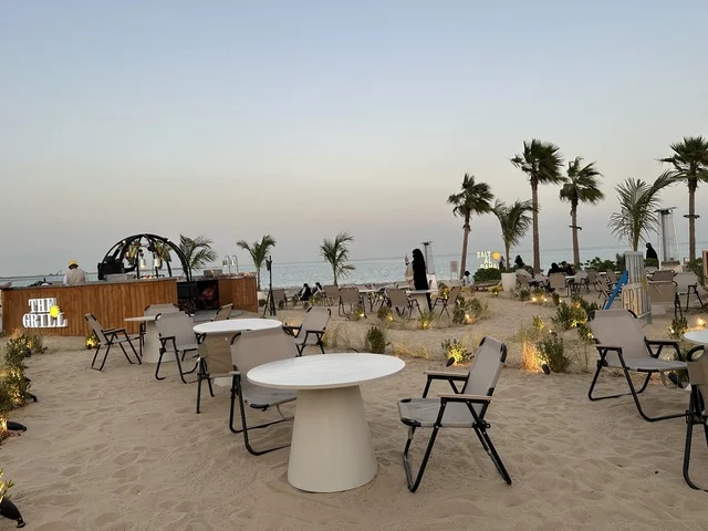 وجهة ترفيهية تقع على شاطئ البحر،  شاطئ رملي مع وجود مظلات وأشجار نخيل، سولت البحر وجهة ترفيهية وشاطئية عائلية تقع على طريق الكورنيش في الخبر في المملكة العربية السعودية، تجديدات إضافية وتطويرات في 3  يناير 2026