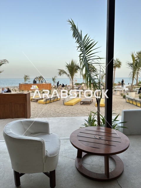 شاطئ رملي مع وجود مظلات وأشجار نخيل، سولت البحر وجهة ترفيهية وشاطئية عائلية تقع على طريق الكورنيش في الخبر في المملكة العربية السعودية، تجديدات إضافية وتطويرات في 3  يناير 2026