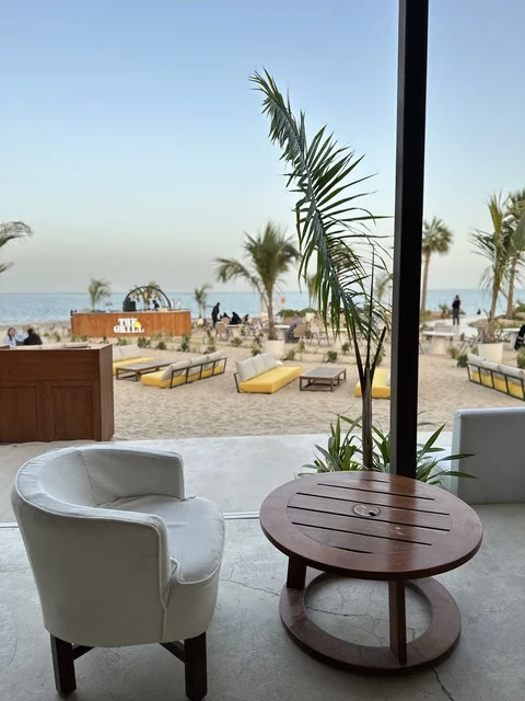 شاطئ رملي مع وجود مظلات وأشجار نخيل، سولت البحر وجهة ترفيهية وشاطئية عائلية تقع على طريق الكورنيش في الخبر في المملكة العربية السعودية، تجديدات إضافية وتطويرات في 3  يناير 2026