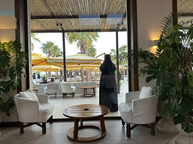 فندق ومكان للاقامة في سولت البحر وجهة ترفيهية وشاطئية عائلية تقع على طريق الكورنيش في الخبر في المملكة العربية السعودية، شاطئ رملي مع وجود مظلات وأشجار نخيل، تجديدات إضافية وتطويرات في 3  يناير 2026