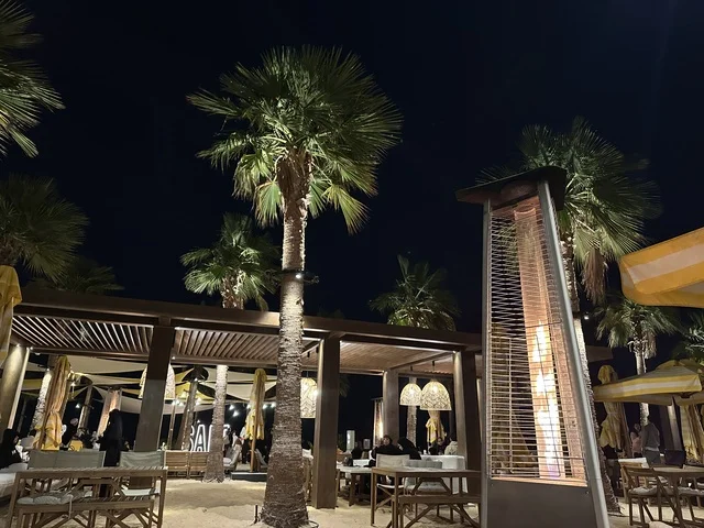 مدفئة على الشاطئ الأجواء الشتوية، سولت البحر وجهة ترفيهية وشاطئية عائلية تقع على طريق الكورنيش في الخبر في المملكة العربية السعودية، تجديدات إضافية وتطويرات في 3  يناير 2026، شاطئ رملي مع وجود مظلات وأشجار نخيل