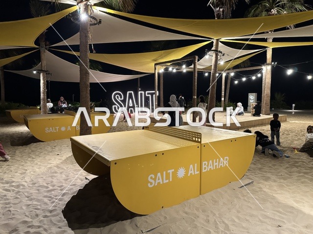 مكان ترفيهي وألعاب جماعية ، سولت البحر وجهة ترفيهية وشاطئية عائلية تقع على طريق الكورنيش في الخبر في المملكة العربية السعودية، تجديدات إضافية وتطويرات في 3  يناير 2026، شاطئ رملي مع وجود مظلات وأشجار نخيل