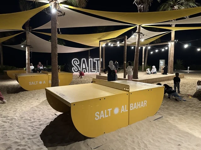 مكان ترفيهي وألعاب جماعية ، سولت البحر وجهة ترفيهية وشاطئية عائلية تقع على طريق الكورنيش في الخبر في المملكة العربية السعودية، تجديدات إضافية وتطويرات في 3  يناير 2026، شاطئ رملي مع وجود مظلات وأشجار نخيل