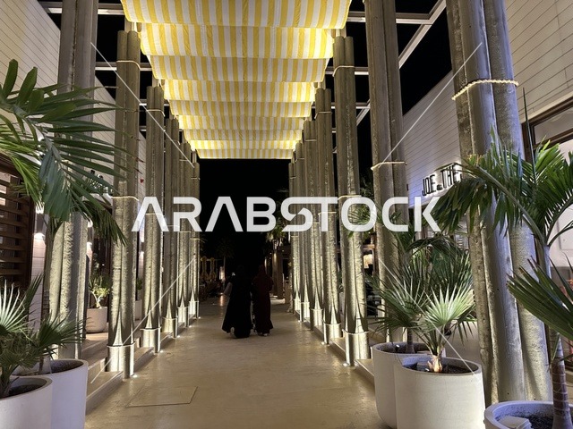 تصميم معماري حديث مع صفوف من الأعمدة ، سولت البحر وجهة ترفيهية وشاطئية عائلية تقع على طريق الكورنيش في الخبر في المملكة العربية السعودية، تجديدات إضافية وتطويرات في 3  يناير 2026، شاطئ رملي مع وجود مظلات وأشجار نخيل