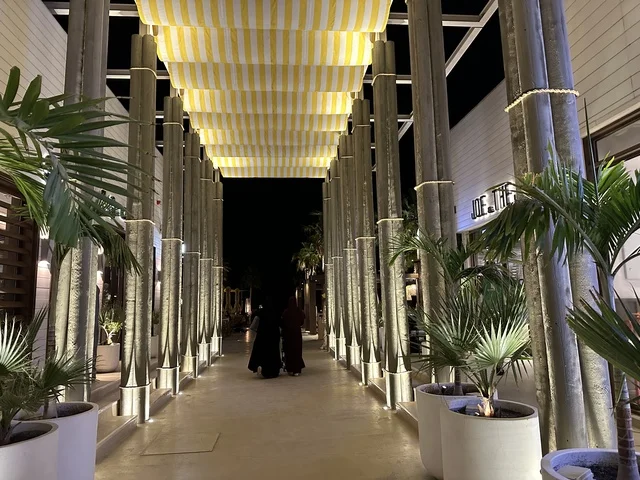 تصميم معماري حديث مع صفوف من الأعمدة ، سولت البحر وجهة ترفيهية وشاطئية عائلية تقع على طريق الكورنيش في الخبر في المملكة العربية السعودية، تجديدات إضافية وتطويرات في 3  يناير 2026، شاطئ رملي مع وجود مظلات وأشجار نخيل