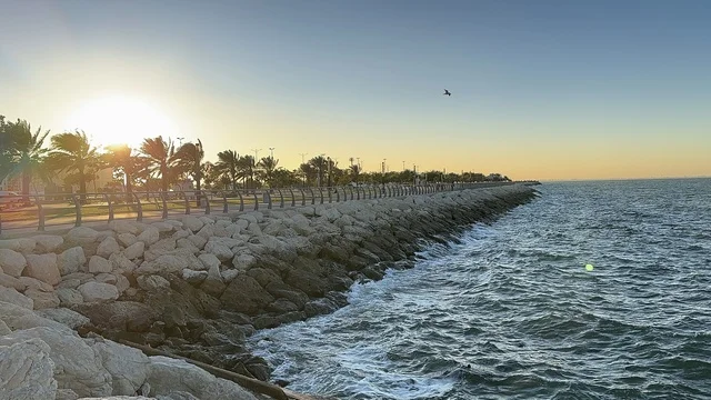 مساحة واشجار ونباتات خضراء، الواجهة البحرية في مدينة الدمام في وقت الغروب، منطقة حيوية ومتنفس رئيسي لسكان وزوار المنطقة الشرقية، كورنيش مطل على الخليج العربي في المملكة العربية السعودية