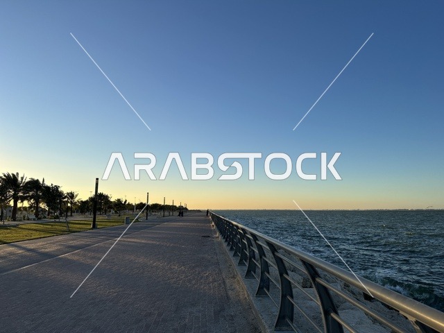 مساحة واشجار ونباتات خضراء، الواجهة البحرية في مدينة الدمام في وقت الغروب، منطقة حيوية ومتنفس رئيسي لسكان وزوار المنطقة الشرقية، كورنيش مطل على الخليج العربي في المملكة العربية السعودية