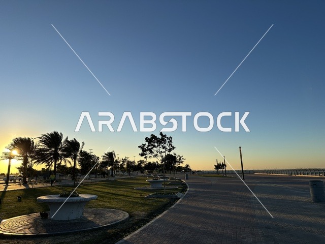 مساحة واشجار ونباتات خضراء، الواجهة البحرية في مدينة الدمام في وقت الغروب، منطقة حيوية ومتنفس رئيسي لسكان وزوار المنطقة الشرقية، كورنيش مطل على الخليج العربي في المملكة العربية السعودية