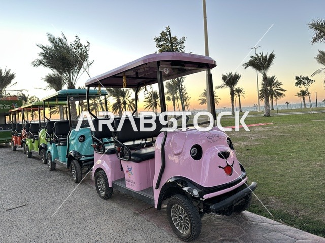 عربة النزهة المسلية، الواجهة البحرية في مدينة الدمام في وقت الغروب، منطقة حيوية ومتنفس رئيسي لسكان وزوار المنطقة الشرقية، كورنيش مطل على الخليج العربي في المملكة العربية السعودية
