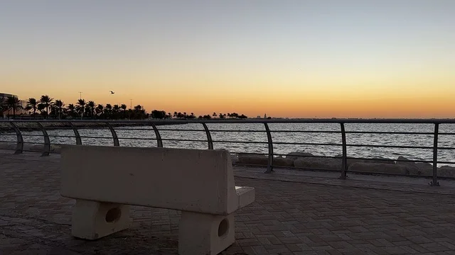 الواجهة البحرية في مدينة الدمام في وقت الغروب، منطقة حيوية ومتنفس رئيسي لسكان وزوار المنطقة الشرقية، كورنيش مطل على الخليج العربي في المملكة العربية السعودية