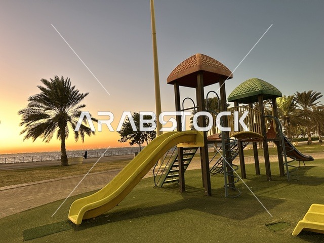 العاب اطفال ممتعة ومسلية، الواجهة البحرية في مدينة الدمام في وقت الغروب، منطقة حيوية ومتنفس رئيسي لسكان وزوار المنطقة الشرقية، كورنيش مطل على الخليج العربي في المملكة العربية السعودية
