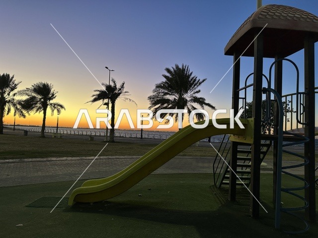 العاب اطفال ممتعة ومسلية، الواجهة البحرية في مدينة الدمام في وقت الغروب، منطقة حيوية ومتنفس رئيسي لسكان وزوار المنطقة الشرقية، كورنيش مطل على الخليج العربي في المملكة العربية السعودية