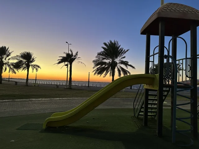 العاب اطفال ممتعة ومسلية، الواجهة البحرية في مدينة الدمام في وقت الغروب، منطقة حيوية ومتنفس رئيسي لسكان وزوار المنطقة الشرقية، كورنيش مطل على الخليج العربي في المملكة العربية السعودية