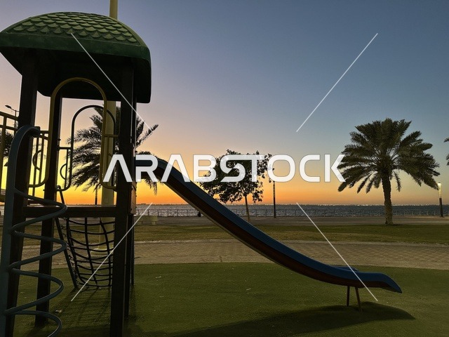 العاب اطفال ممتعة ومسلية، الواجهة البحرية في مدينة الدمام في وقت الغروب، منطقة حيوية ومتنفس رئيسي لسكان وزوار المنطقة الشرقية، كورنيش مطل على الخليج العربي في المملكة العربية السعودية