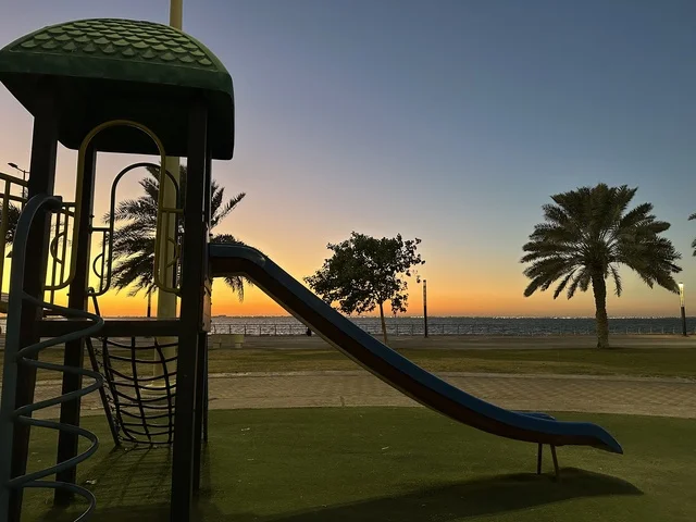 العاب اطفال ممتعة ومسلية، الواجهة البحرية في مدينة الدمام في وقت الغروب، منطقة حيوية ومتنفس رئيسي لسكان وزوار المنطقة الشرقية، كورنيش مطل على الخليج العربي في المملكة العربية السعودية