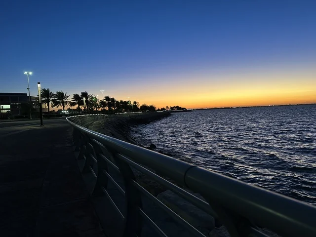 الواجهة البحرية في مدينة الدمام في وقت الغروب، منطقة حيوية ومتنفس رئيسي لسكان وزوار المنطقة الشرقية، كورنيش مطل على الخليج العربي في المملكة العربية السعودية