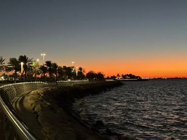 الواجهة البحرية في مدينة الدمام في وقت الغروب، منطقة حيوية ومتنفس رئيسي لسكان وزوار المنطقة الشرقية، كورنيش مطل على الخليج العربي في المملكة العربية السعودية