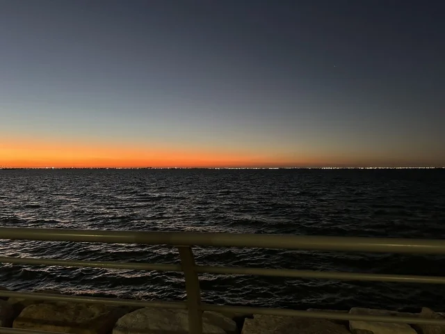 الواجهة البحرية في مدينة الدمام في وقت الغروب، منطقة حيوية ومتنفس رئيسي لسكان وزوار المنطقة الشرقية، كورنيش مطل على الخليج العربي في المملكة العربية السعودية