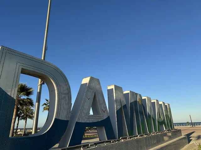 مجسم كلمة الدمام باللغة الانجليزية، الواجهة البحرية في مدينة الدمام في وقت النهار، منطقة حيوية ومتنفس رئيسي لسكان وزوار المنطقة الشرقية، كورنيش مطل على الخليج العربي في المملكة العربية السعودية