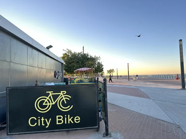 ركوب الدراجة في ممشى الواجهة البحرية في مدينة الدمام، منطقة حيوية ومتنفس رئيسي لسكان وزوار المنطقة الشرقية، كورنيش مطل على الخليج العربي في المملكة العربية السعودية