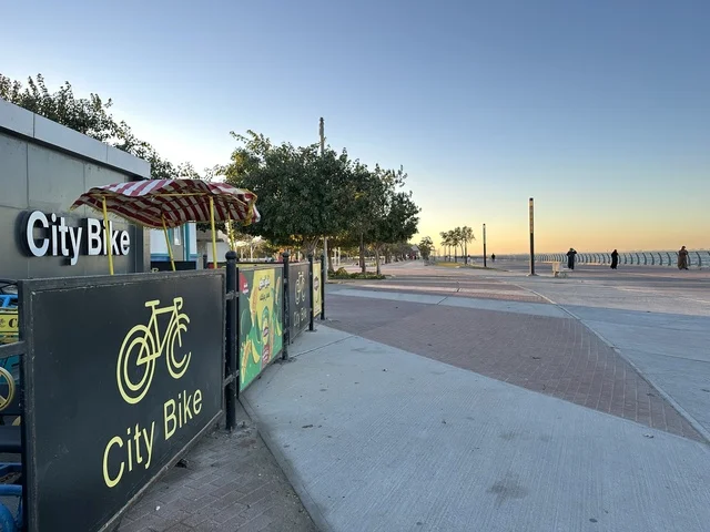 ركوب الدراجة في ممشى الواجهة البحرية في مدينة الدمام، منطقة حيوية ومتنفس رئيسي لسكان وزوار المنطقة الشرقية، كورنيش مطل على الخليج العربي في المملكة العربية السعودية