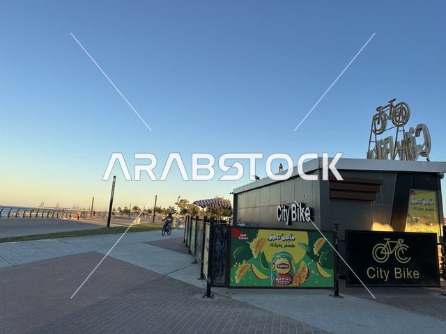ركوب الدراجة في ممشى الواجهة البحرية في مدينة الدمام، منطقة حيوية ومتنفس رئيسي لسكان وزوار المنطقة الشرقية، كورنيش مطل على الخليج العربي في المملكة العربية السعودية