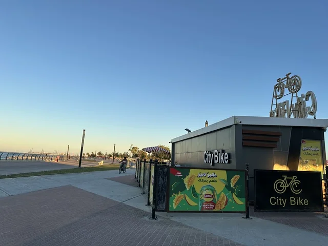 ركوب الدراجة في ممشى الواجهة البحرية في مدينة الدمام، منطقة حيوية ومتنفس رئيسي لسكان وزوار المنطقة الشرقية، كورنيش مطل على الخليج العربي في المملكة العربية السعودية