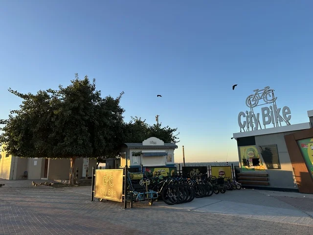 ركوب الدراجة في ممشى الواجهة البحرية في مدينة الدمام، منطقة حيوية ومتنفس رئيسي لسكان وزوار المنطقة الشرقية، كورنيش مطل على الخليج العربي في المملكة العربية السعودية