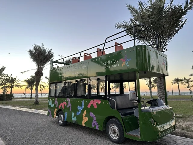 عربة النزهة في الواجهة البحرية في مدينة الدمام، منطقة حيوية ومتنفس رئيسي لسكان وزوار المنطقة الشرقية، كورنيش مطل على الخليج العربي في المملكة العربية السعودية