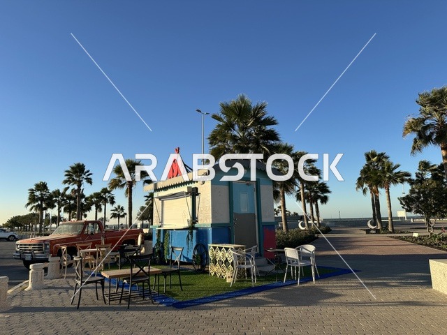 جلسة هادئة في ممشى الواجهة البحرية في مدينة الدمام، منطقة حيوية ومتنفس رئيسي لسكان وزوار المنطقة الشرقية، كورنيش مطل على الخليج العربي في المملكة العربية السعودية