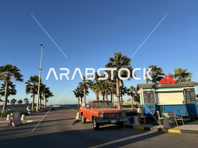 جلسة هادئة في ممشى الواجهة البحرية في مدينة الدمام، منطقة حيوية ومتنفس رئيسي لسكان وزوار المنطقة الشرقية، كورنيش مطل على الخليج العربي في المملكة العربية السعودية