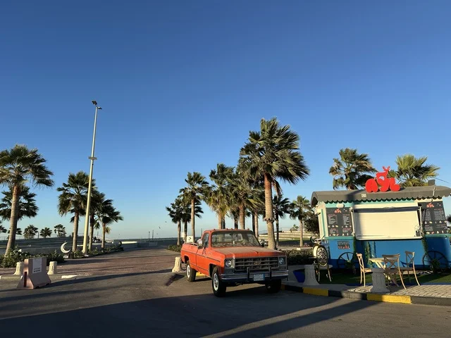 جلسة هادئة في ممشى الواجهة البحرية في مدينة الدمام، منطقة حيوية ومتنفس رئيسي لسكان وزوار المنطقة الشرقية، كورنيش مطل على الخليج العربي في المملكة العربية السعودية