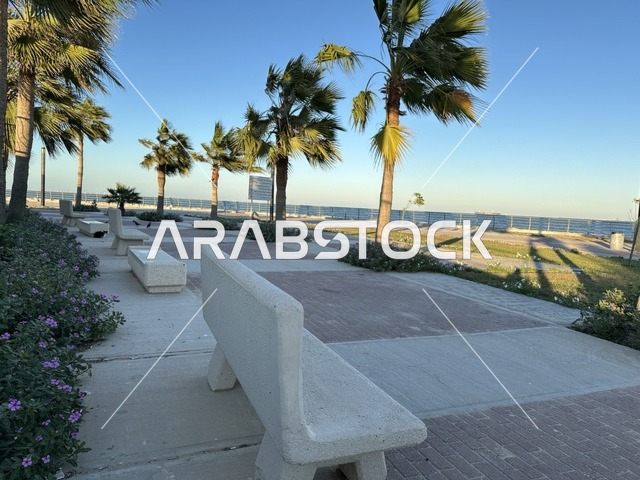 جلسة هادئة في ممشى الواجهة البحرية في مدينة الدمام، منطقة حيوية ومتنفس رئيسي لسكان وزوار المنطقة الشرقية، كورنيش مطل على الخليج العربي في المملكة العربية السعودية