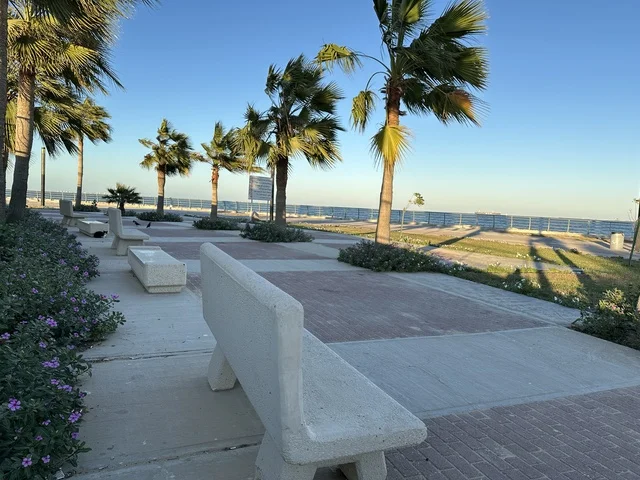 جلسة هادئة في ممشى الواجهة البحرية في مدينة الدمام، منطقة حيوية ومتنفس رئيسي لسكان وزوار المنطقة الشرقية، كورنيش مطل على الخليج العربي في المملكة العربية السعودية