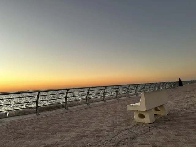 جلسة هادئة في ممشى الواجهة البحرية في مدينة الدمام، منطقة حيوية ومتنفس رئيسي لسكان وزوار المنطقة الشرقية، كورنيش مطل على الخليج العربي في المملكة العربية السعودية