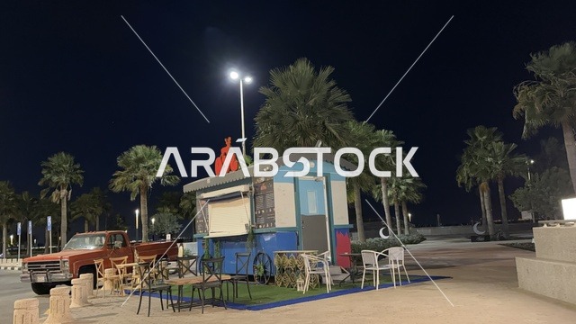 جلسة هادئة في ممشى الواجهة البحرية في مدينة الدمام، منطقة حيوية ومتنفس رئيسي لسكان وزوار المنطقة الشرقية، كورنيش مطل على الخليج العربي في المملكة العربية السعودية