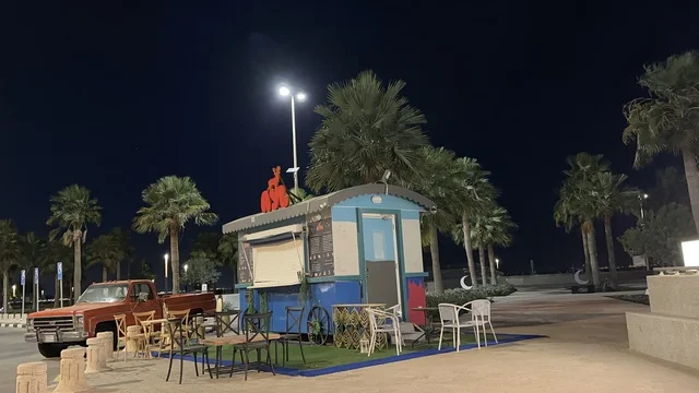 جلسة هادئة في ممشى الواجهة البحرية في مدينة الدمام، منطقة حيوية ومتنفس رئيسي لسكان وزوار المنطقة الشرقية، كورنيش مطل على الخليج العربي في المملكة العربية السعودية