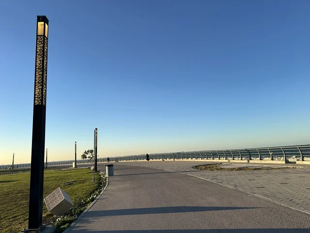 منطقة حيوية ومتنفس رئيسي لسكان وزوار المنطقة الشرقية، كورنيش مطل على الخليج العربي في المملكة العربية السعودية، مساحة خضراء واسعة في ممشى الواجهة البحرية في مدينة الدمام