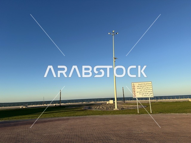 منطقة حيوية ومتنفس رئيسي لسكان وزوار المنطقة الشرقية، كورنيش مطل على الخليج العربي في المملكة العربية السعودية، مساحة خضراء واسعة في ممشى الواجهة البحرية في مدينة الدمام