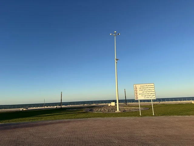 منطقة حيوية ومتنفس رئيسي لسكان وزوار المنطقة الشرقية، كورنيش مطل على الخليج العربي في المملكة العربية السعودية، مساحة خضراء واسعة في ممشى الواجهة البحرية في مدينة الدمام