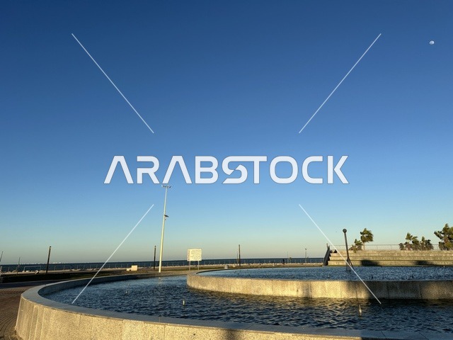 منطقة حيوية ومتنفس رئيسي لسكان وزوار المنطقة الشرقية، كورنيش مطل على الخليج العربي في المملكة العربية السعودية، مساحة خضراء واسعة في ممشى الواجهة البحرية في مدينة الدمام