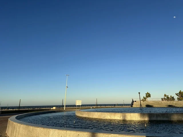 منطقة حيوية ومتنفس رئيسي لسكان وزوار المنطقة الشرقية، كورنيش مطل على الخليج العربي في المملكة العربية السعودية، مساحة خضراء واسعة في ممشى الواجهة البحرية في مدينة الدمام