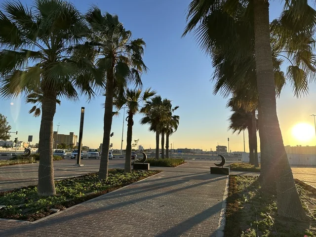 كورنيش مطل على الخليج العربي في المملكة العربية السعودية، اشجار خضراء في ممشى الواجهة البحرية في مدينة الدمام، منطقة حيوية ومتنفس رئيسي لسكان وزوار المنطقة الشرقية