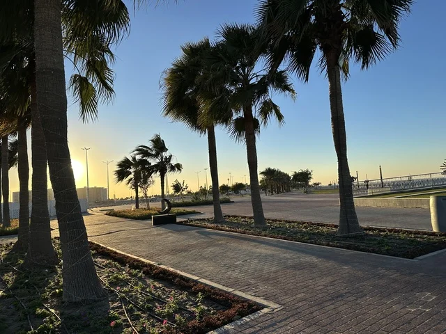 كورنيش مطل على الخليج العربي في المملكة العربية السعودية، اشجار خضراء في ممشى الواجهة البحرية في مدينة الدمام، منطقة حيوية ومتنفس رئيسي لسكان وزوار المنطقة الشرقية