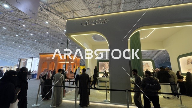 تقدم تجربة حسية تشمل التسوق والتعلم عن صناعة العطور وورش العمل، معرض العطور في الرياض أُقيمت من ديسمبر 2025 - يناير 2026 في المملكة العربية السعودية، فعاليات سنوية كبرى (معرض العود الأزرق والعطور الدولي)