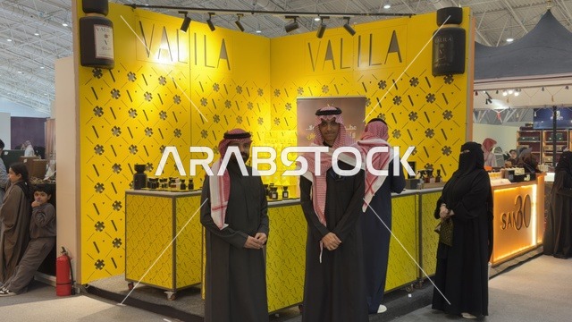 كشك بتصميم لافت باللون الأصفر، معرض العود الأزرق والعطور الدولي في الرياض أُقيمت من ديسمبر 2025 - يناير 2026 في المملكة العربية السعودية، تقدم تجربة حسية تشمل التسوق والتعلم عن صناعة العطور وورش العمل، فعاليات سنوية كبرى
