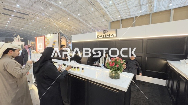 تجربة أنواع العطور في معرض العود الأزرق والعطور الدولي في الرياض أُقيمت من ديسمبر 2025 - يناير 2026 في المملكة العربية السعودية، تقدم تجربة حسية تشمل التسوق والتعلم عن صناعة العطور وورش العمل، فعاليات سنوية كبرى