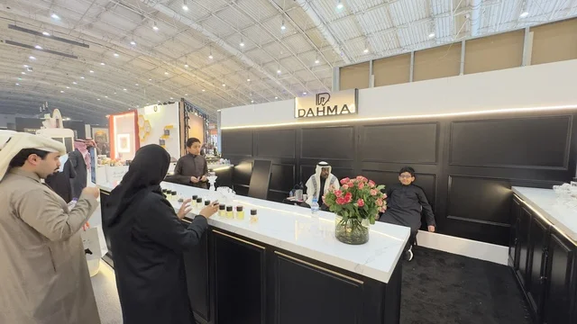 تجربة أنواع العطور في معرض العود الأزرق والعطور الدولي في الرياض أُقيمت من ديسمبر 2025 - يناير 2026 في المملكة العربية السعودية، تقدم تجربة حسية تشمل التسوق والتعلم عن صناعة العطور وورش العمل، فعاليات سنوية كبرى